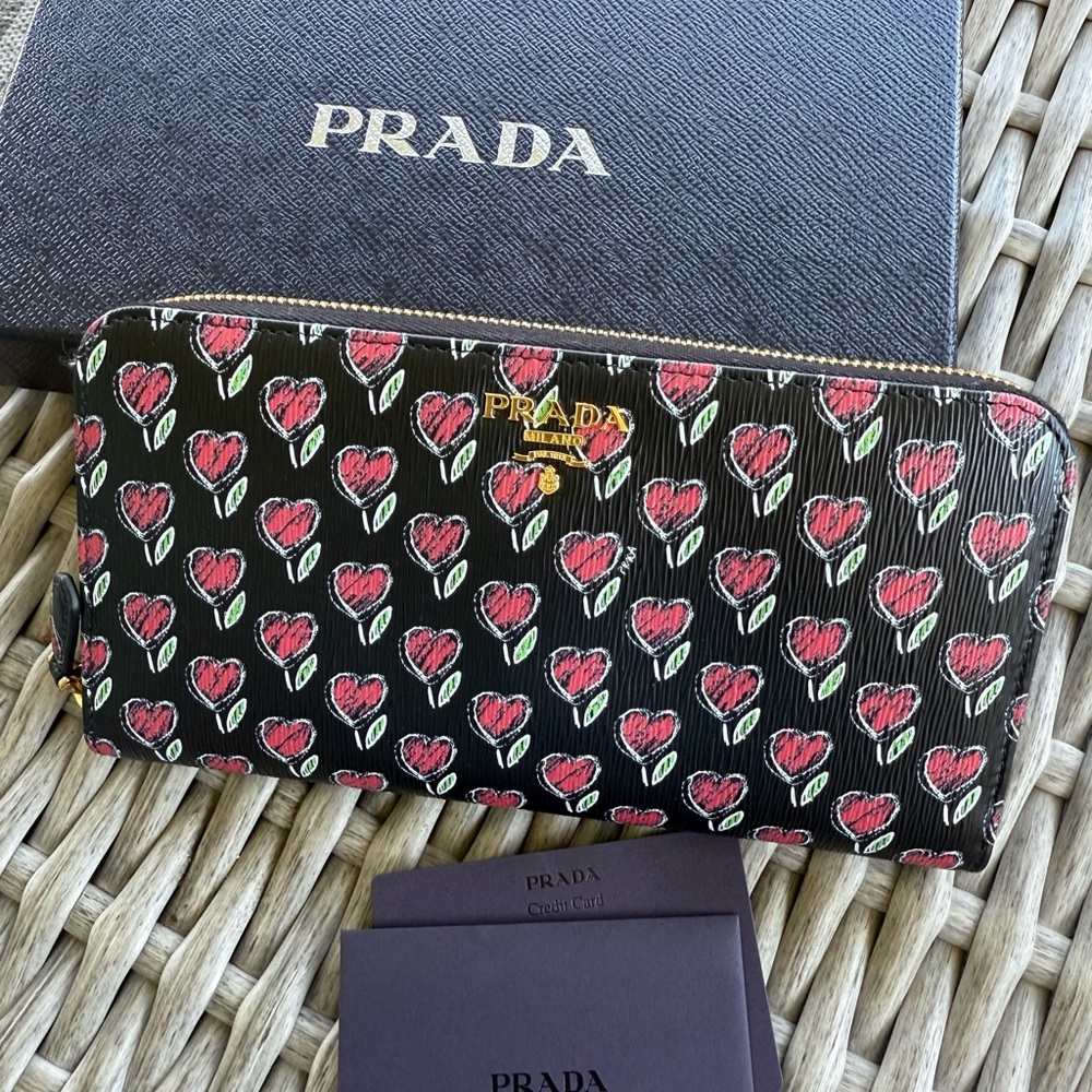 PRADA Logo Heart Vitello Move Zip Around Long Wallet Black - Picture 4 of 17